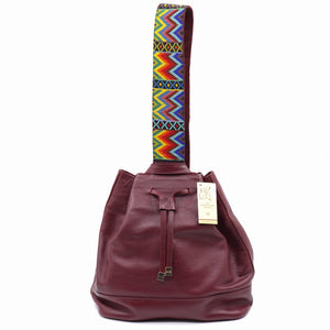 mk-1321 back pack de piel con asa de chaquira artesanal de grecas