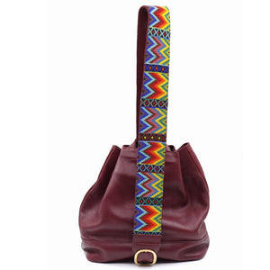 mk-1321 back pack de piel con asa de chaquira artesanal de grecas