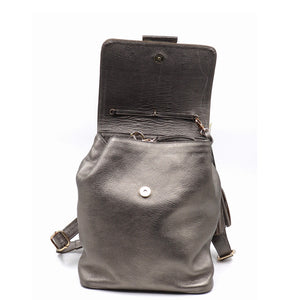 mk-1332 back pack de piel con aplicación de chaquira en tapa