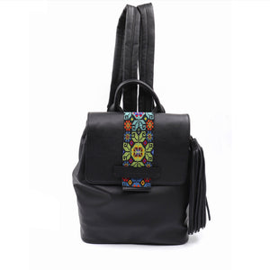 mk-1332 back pack de piel con aplicación de chaquira en tapa