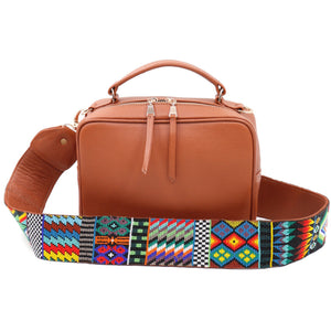 bk-125 bolsa de piel con asa de chaquira de grecas