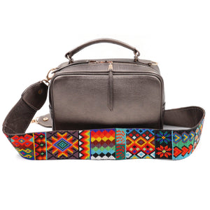 bk-125 bolsa de piel con asa de chaquira de grecas