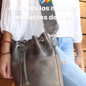 bk-1336 bolsa/morral de piel con asa de chaquira artesanal de grecas